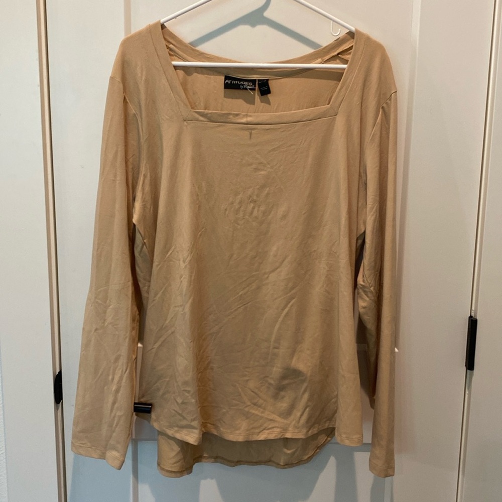 Ladies Attitudes by Renee Beige Blouse. Size XL. 95% Cotton, 5% Spandex.